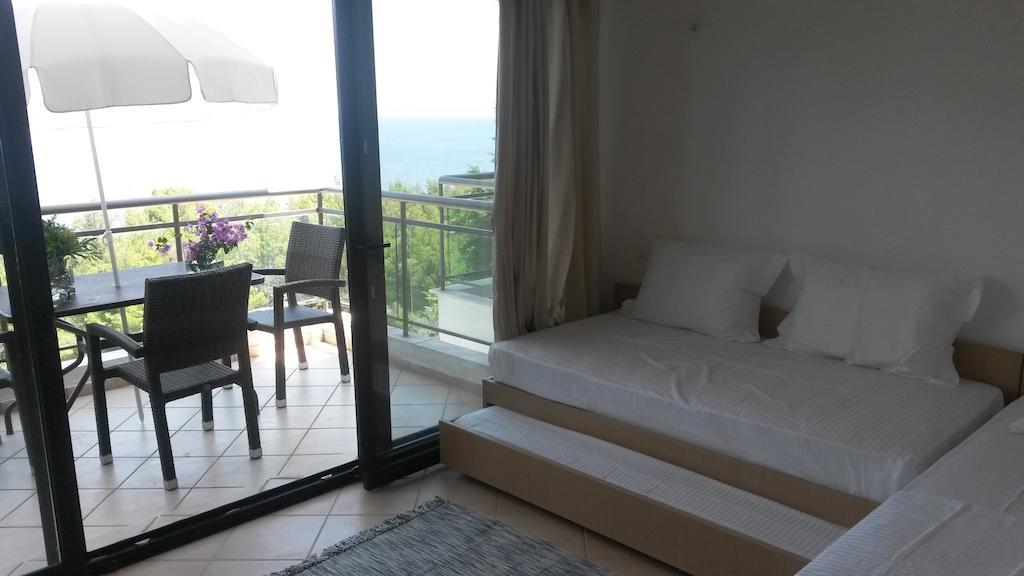 Paressa Villas Néa Fókaia 객실 사진